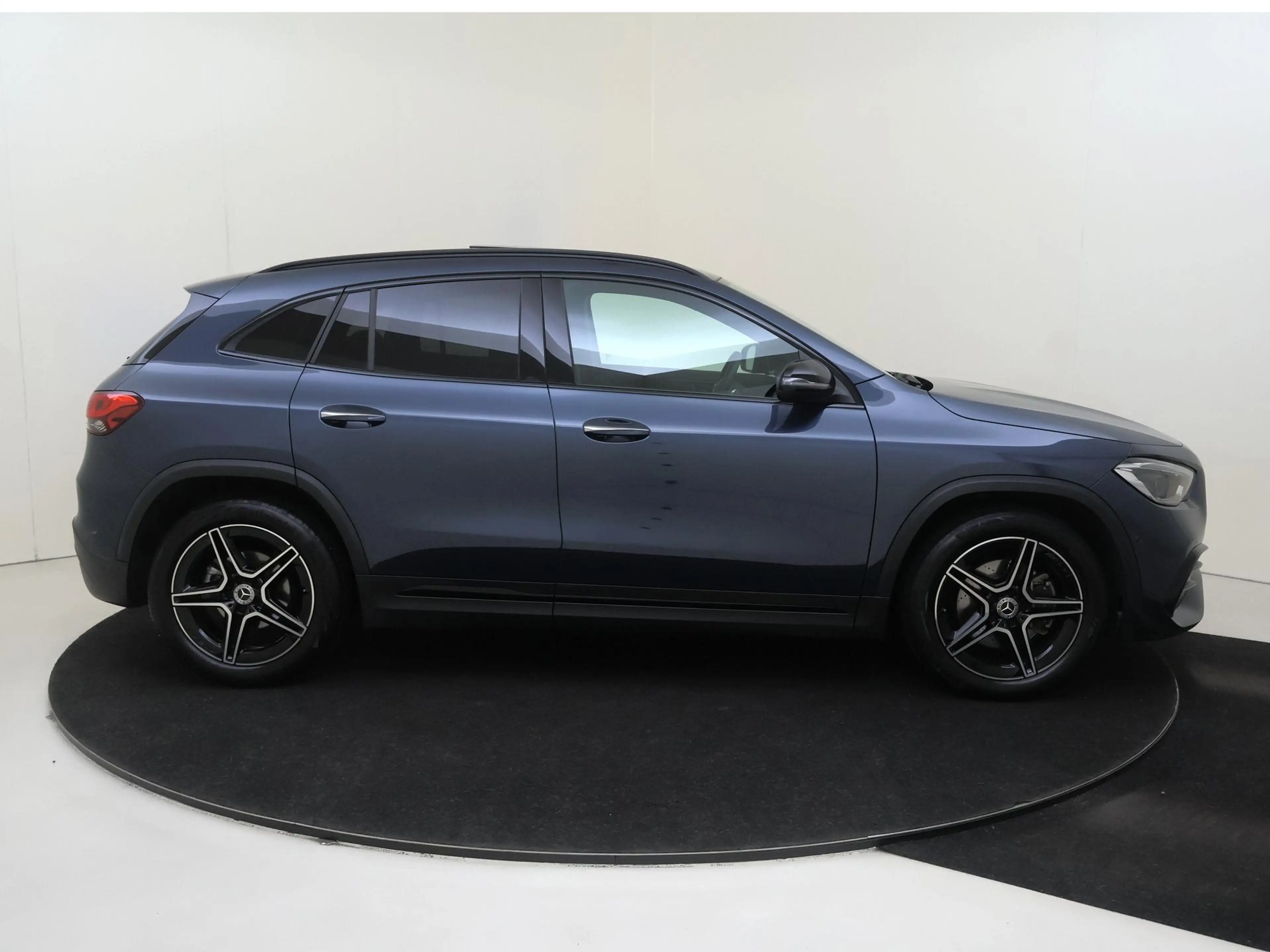 Mercedes-Benz GLA 180 Business Solution AMG — photo 9