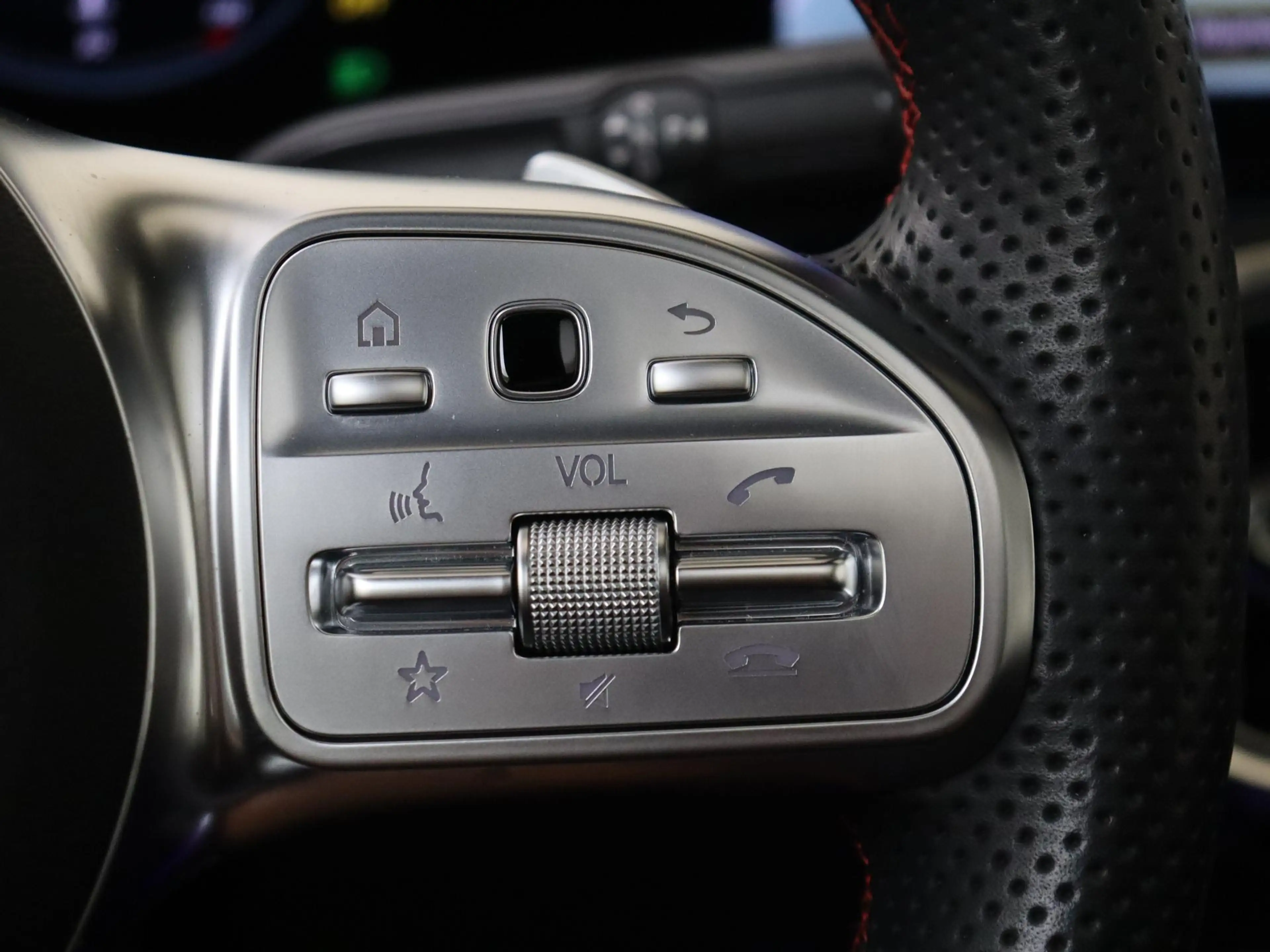 Mercedes-Benz GLA 180 Business Solution AMG — photo 14