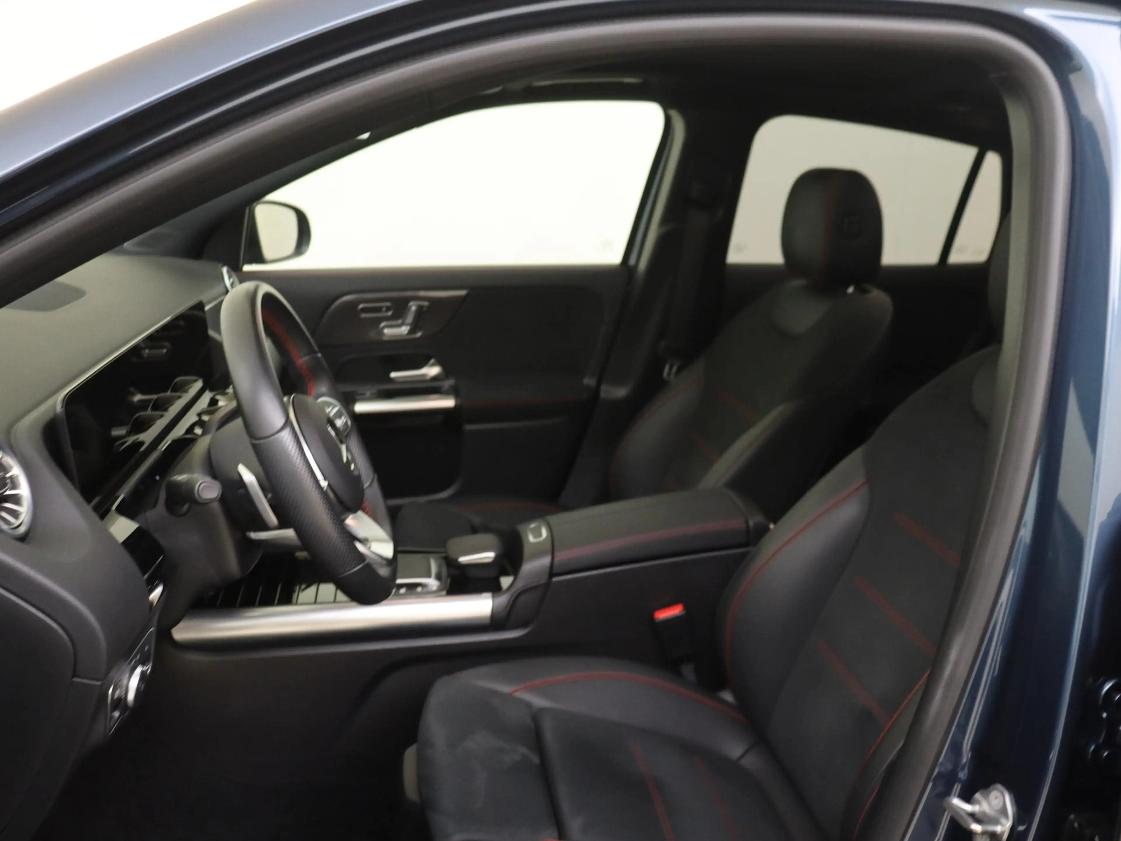Mercedes-Benz GLA 180 Business Solution AMG — photo 11