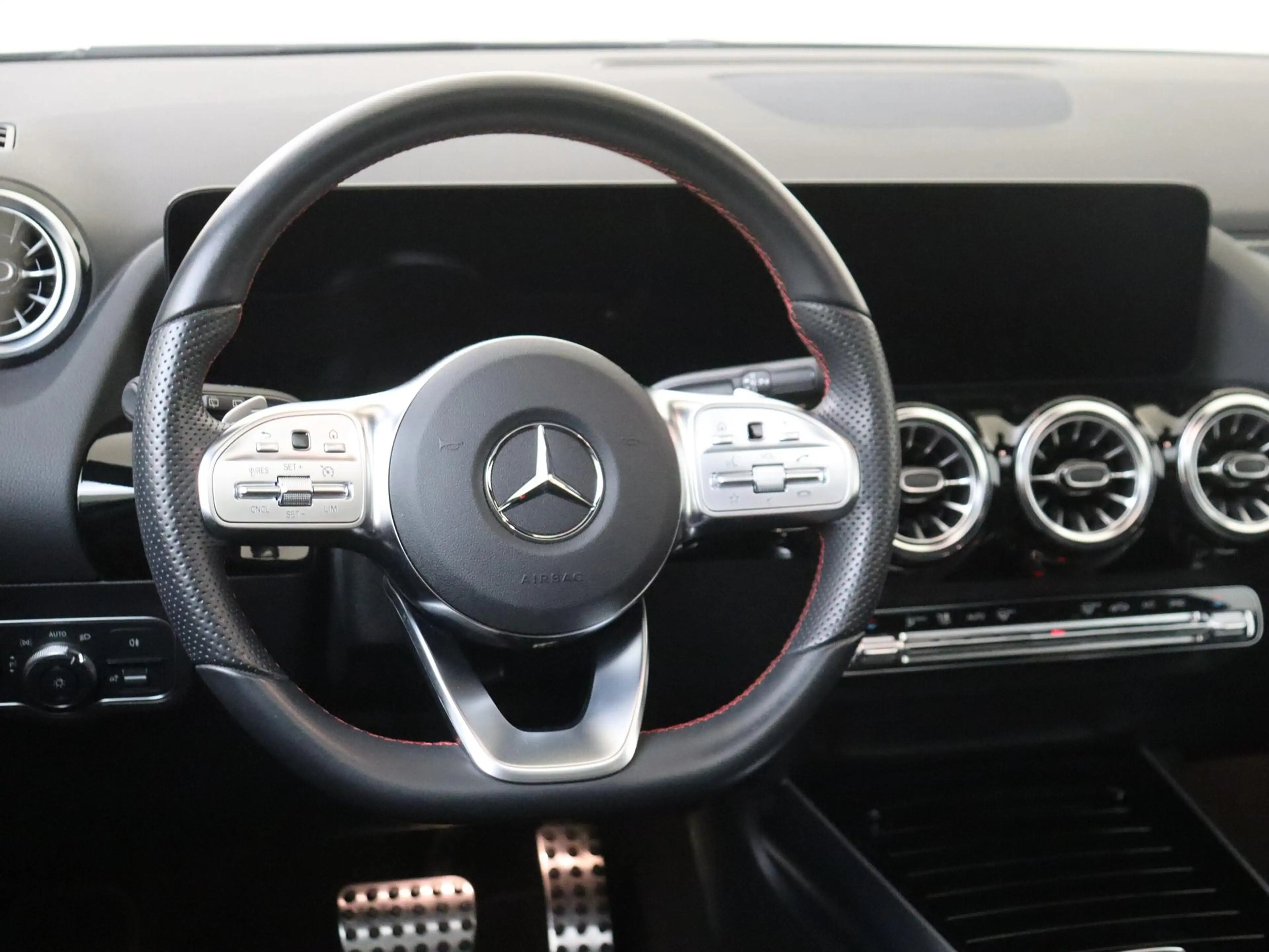 Mercedes-Benz GLA 180 Business Solution AMG — photo 10