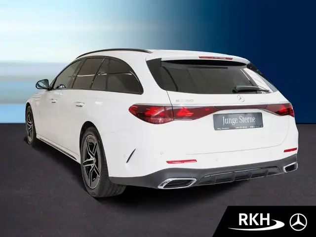 Mercedes-Benz E-Class view 4