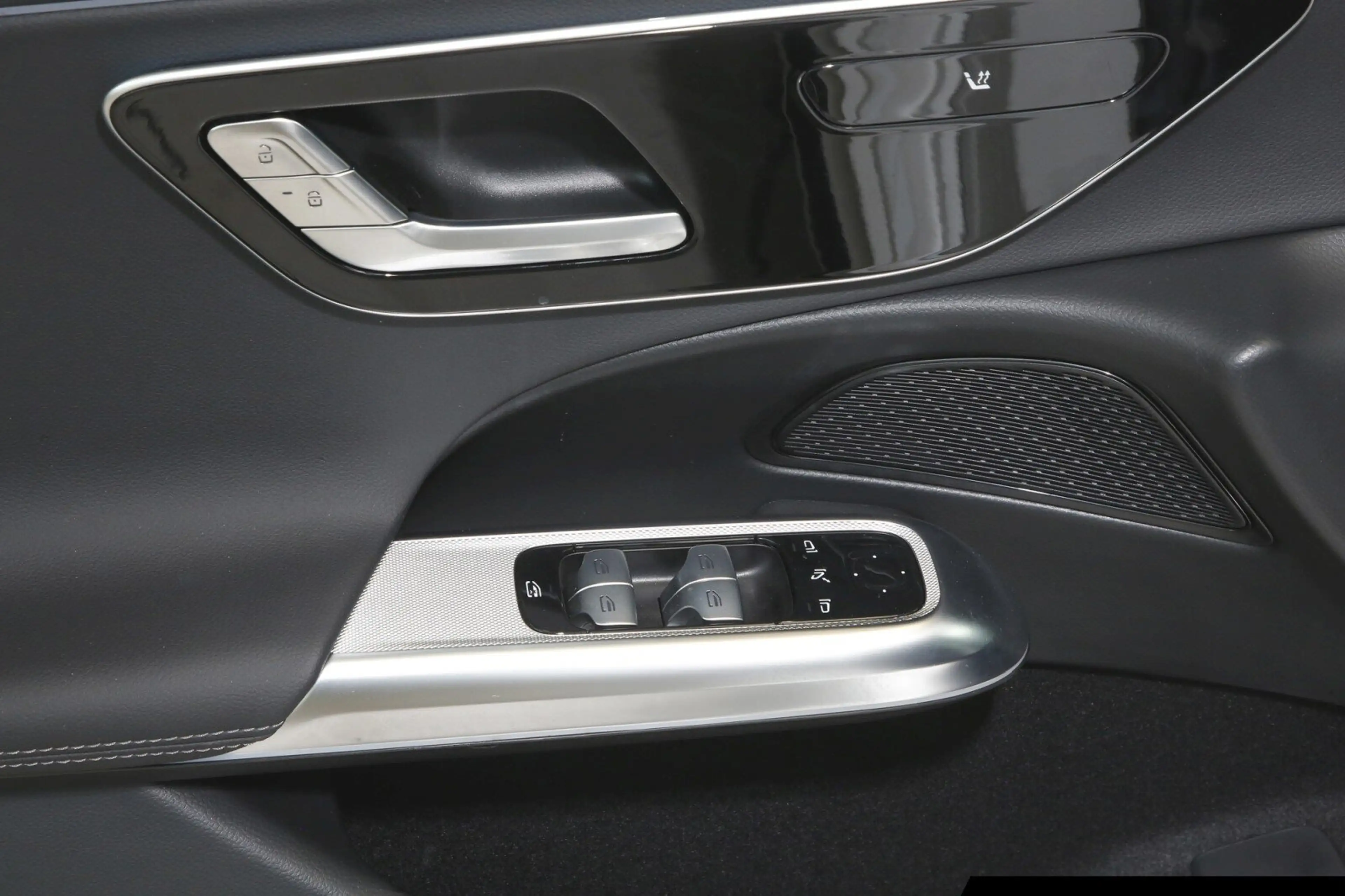 Mercedes-Benz E 200 E 200 T AMG Night/Pano/AHK/Totw./LED/ — photo 14