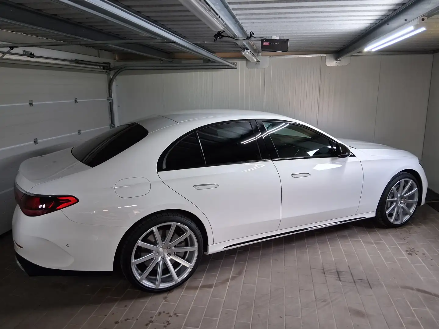 Mercedes-Benz E 300 Diesel Plugin Hybrid 300de 9G-TRONIC AMG Line Weiß - 1