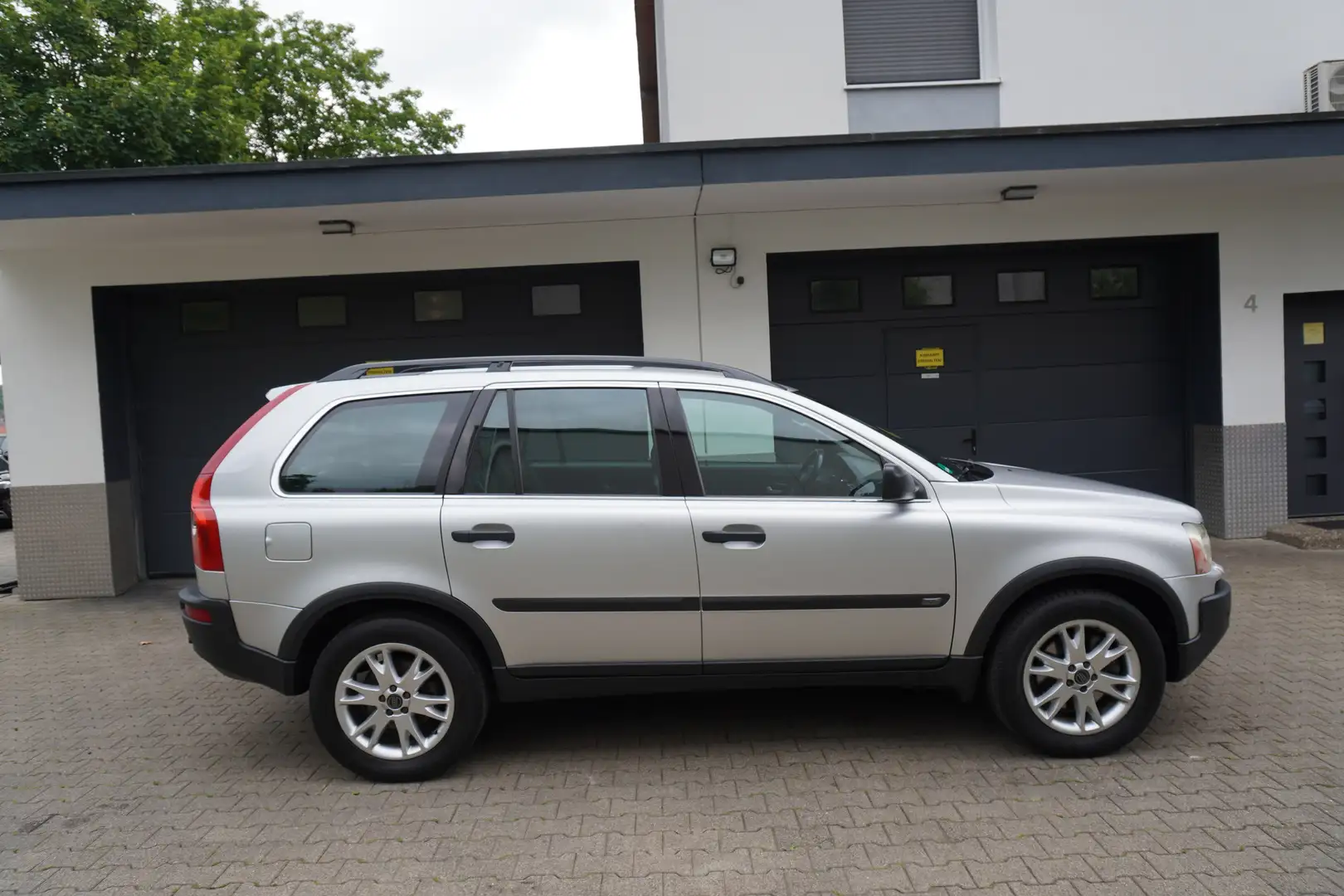 Volvo XC90 T6 AWD Momentum LEDER+NAVI+XENON+AHK+ALU+7Sitze Silber - 2