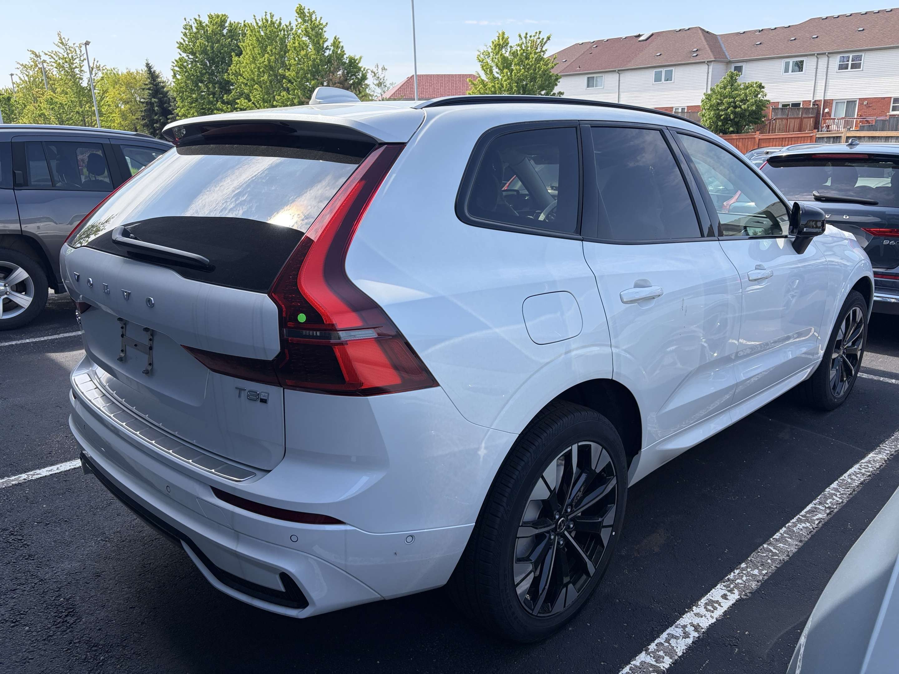 2026 Volvo XC60 T8 AWD Ultra Dark Theme alt 4