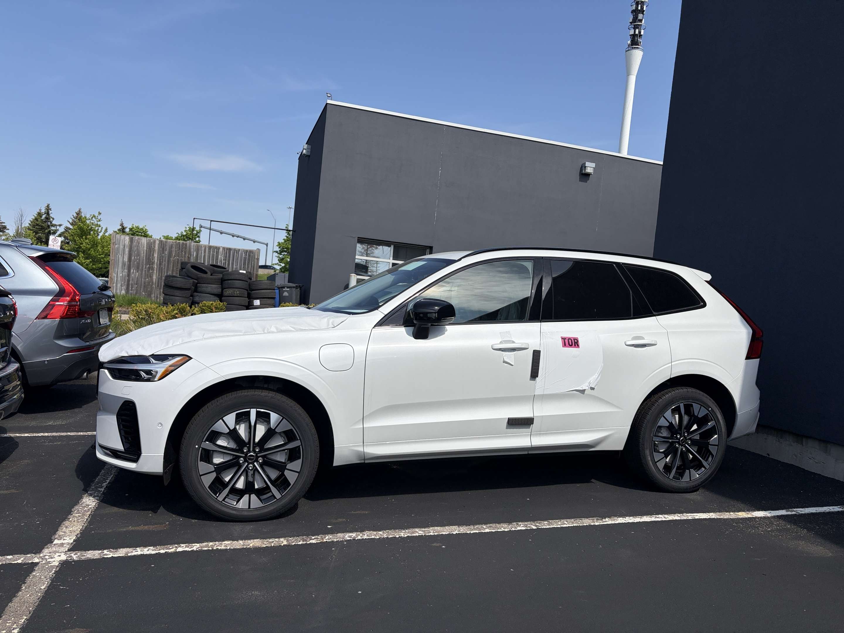 2026 Volvo XC60 T8 AWD Ultra Dark Theme alt 2
