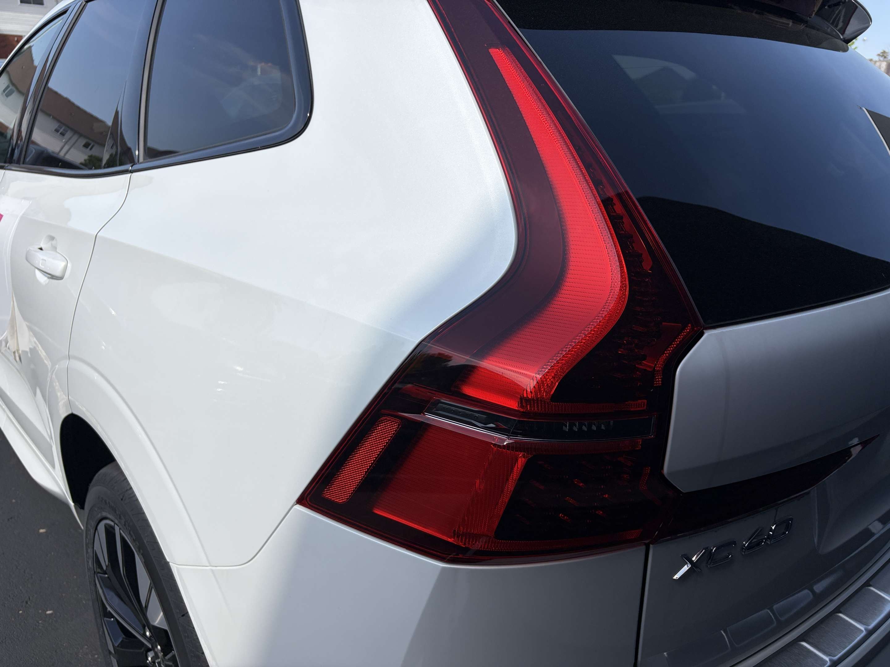 2026 Volvo XC60 T8 AWD Ultra Dark Theme alt 3