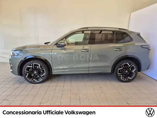 Volkswagen Tiguan view 4