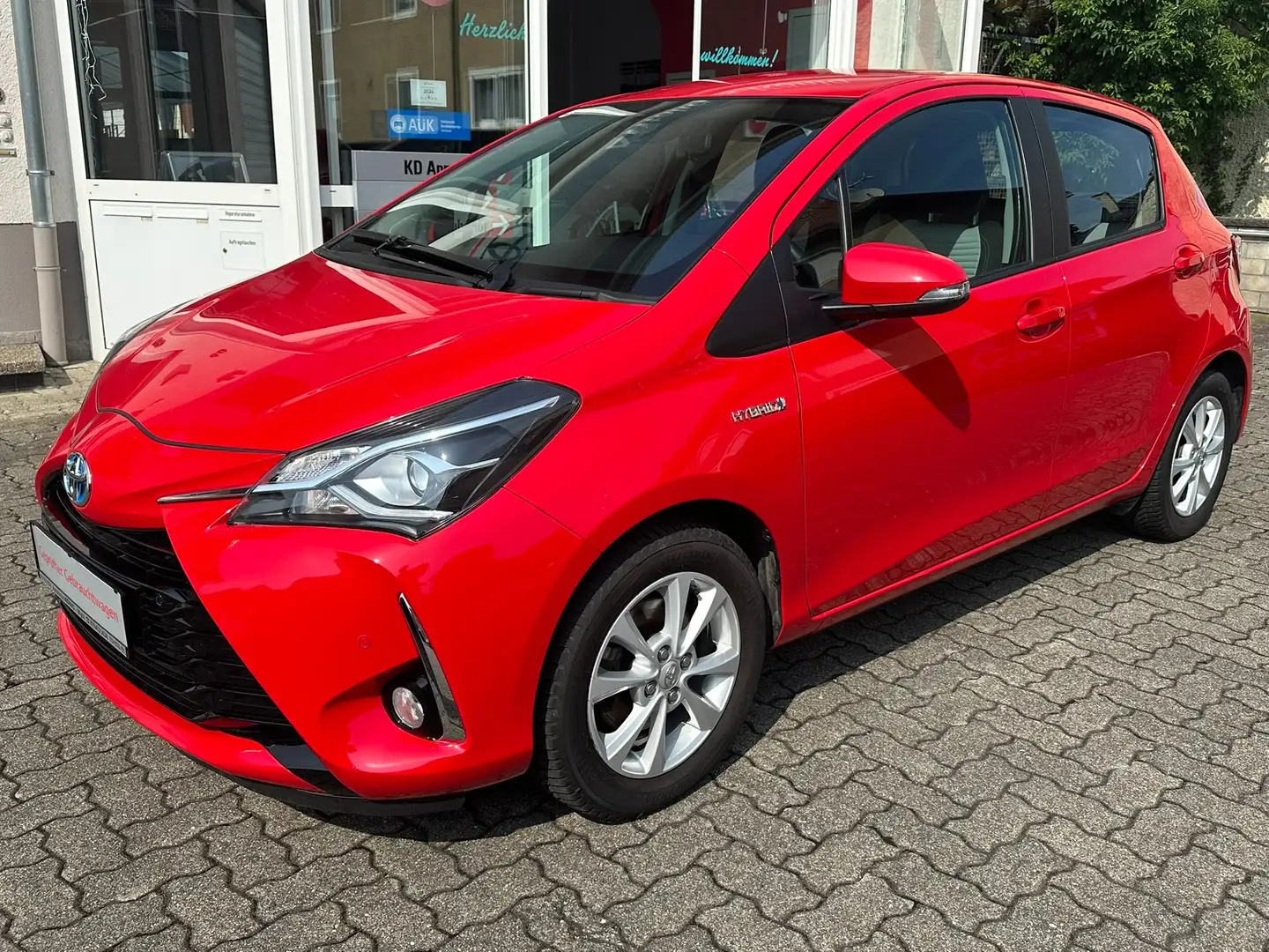 Toyota Yaris Hybrid 1.5 VVT-i Comfort mit Design Paket Rojo - 1