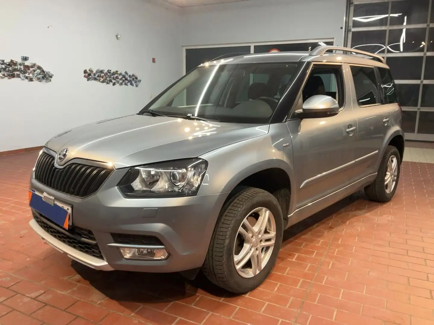 Skoda Yeti 1.4 TSI Joy 4x4 *AHK*SHZ*NAV*TEM*PDC*BX* Gris - 1