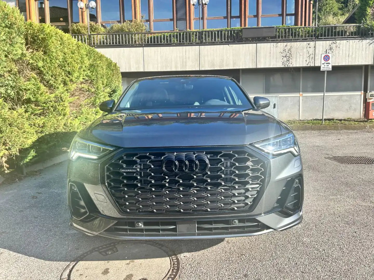 Audi Q3 SPB 40 TDI quattro S tronic S line edition Grijs - 2