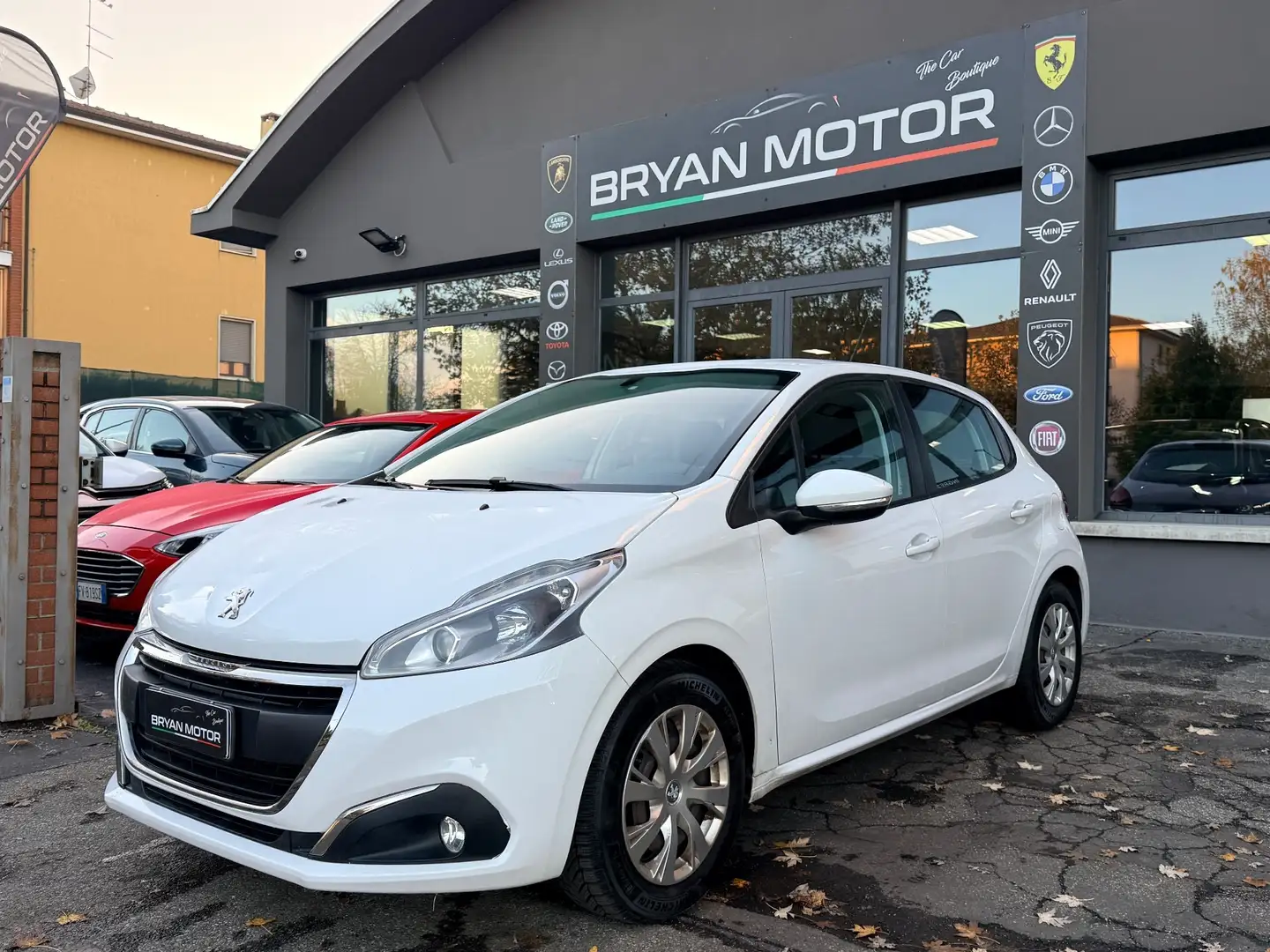 Peugeot 208 PureTech 82 5 porte Active Weiß - 1