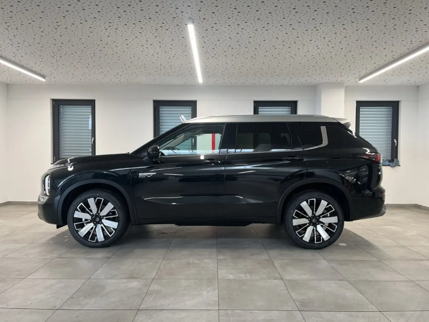 Mitsubishi Outlander 2.4 Plug-in-Hybrid TOP 4WD Yamaha ACC Tempomat Чёрный - 2