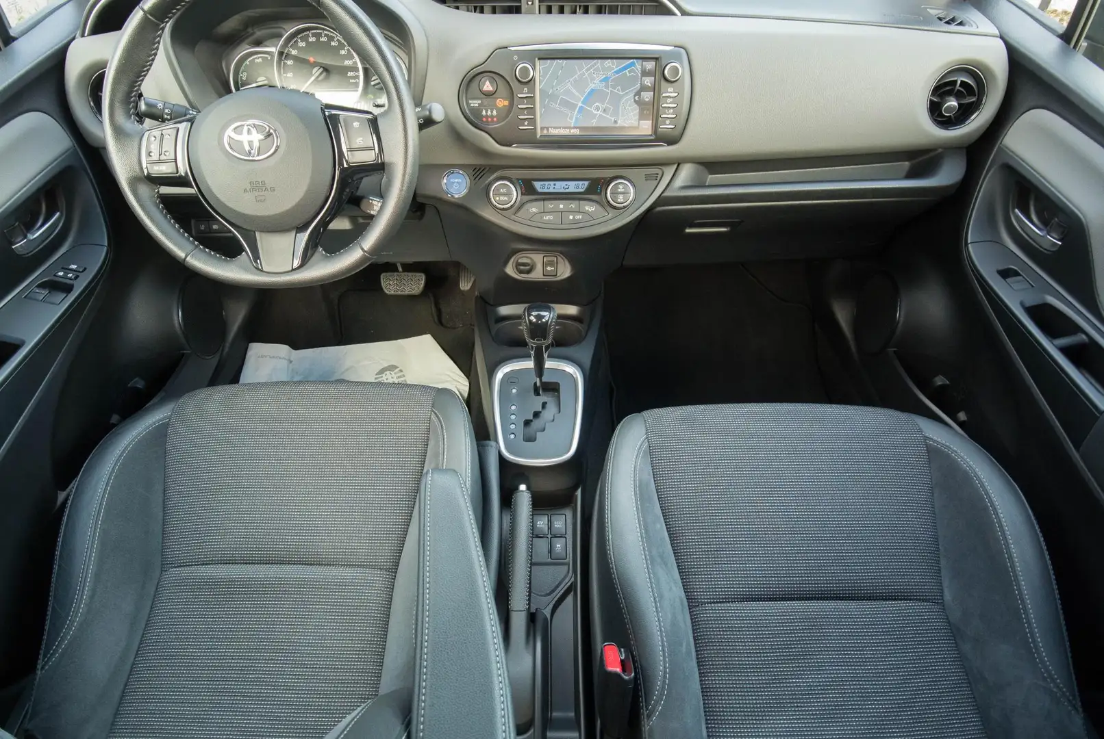 Toyota Yaris 1.5 Hybrid NAVI PDC Keyless Zwart - 2