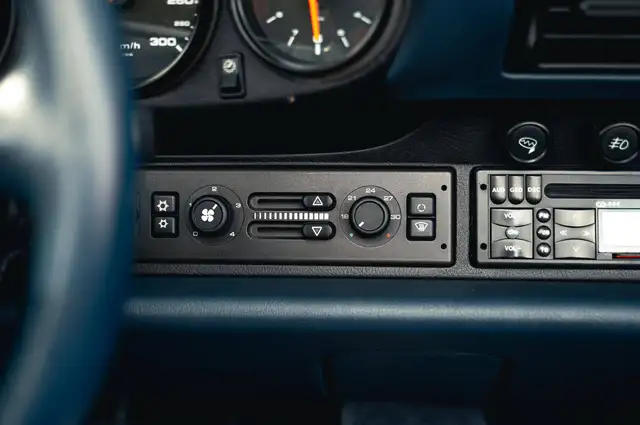 Porsche 911 view 8