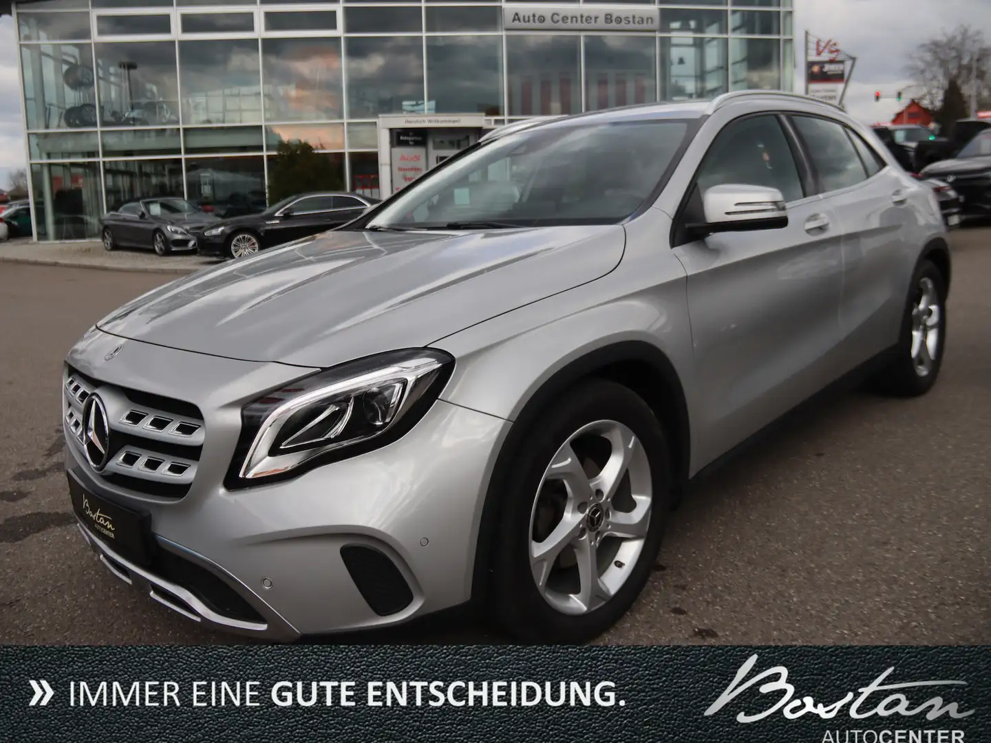 Mercedes-Benz GLA 200 LEDER/NAVIGATION/LED/SCHECKHEFT/AHK/PDC Stříbrná - 1