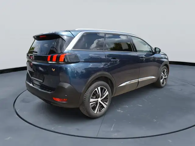 Peugeot 5008 view 5