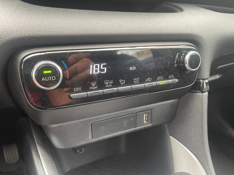 Toyota Yaris 1.5 Hybrid Dynamic — photo 11