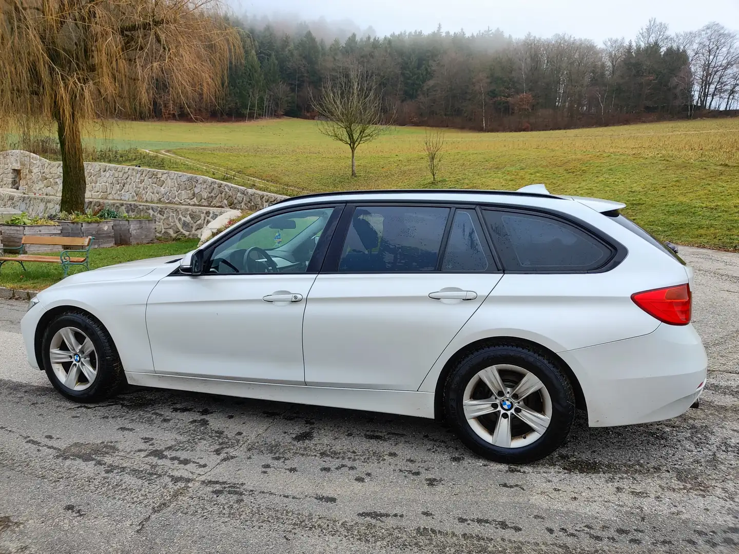 BMW 318 318d xDrive Österreich-Paket Touring Weiß - 2