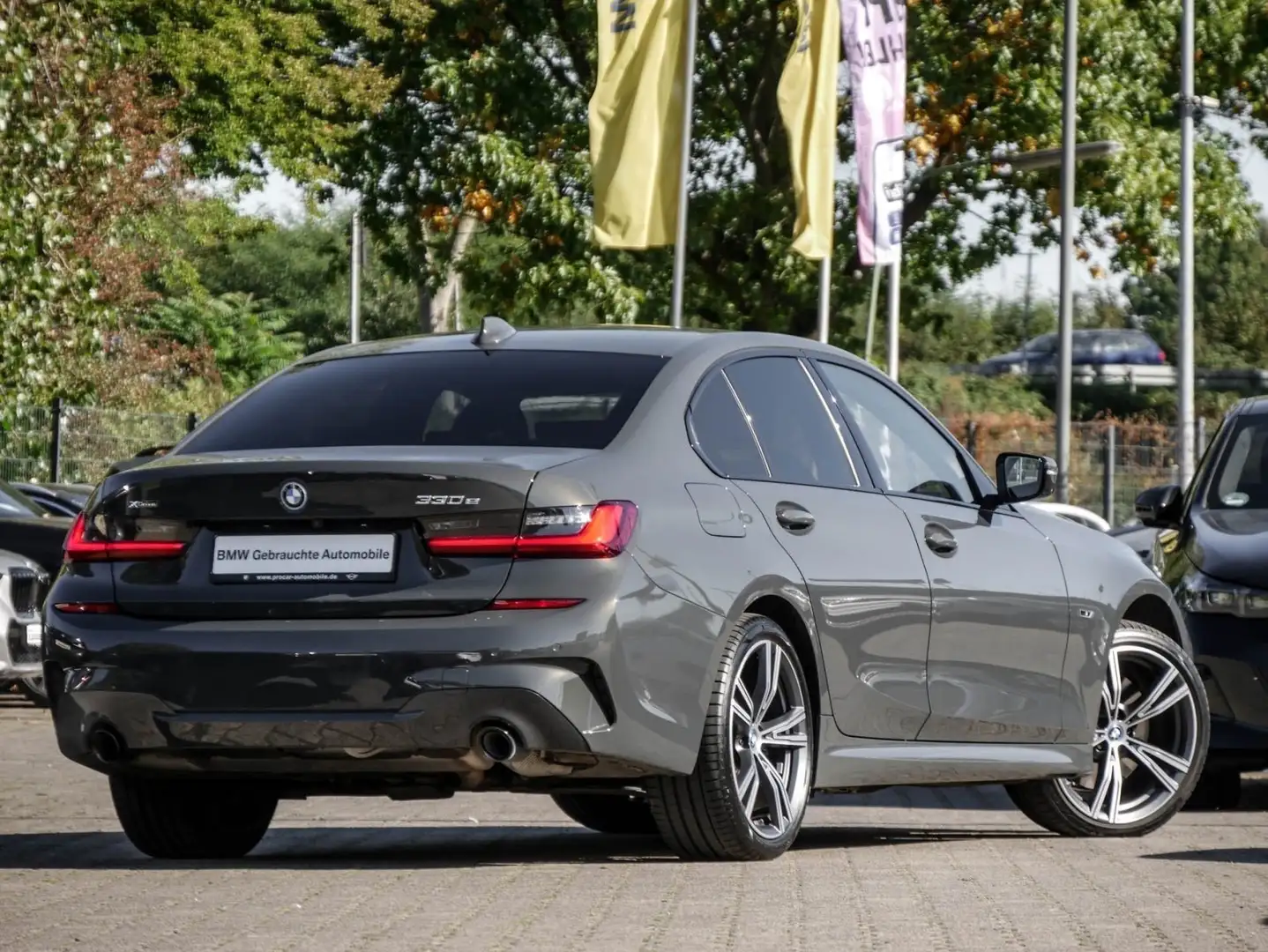 BMW 330 e xDrive Limousine M Sport AHK Glasd. Laser ACC Hu Grijs - 2