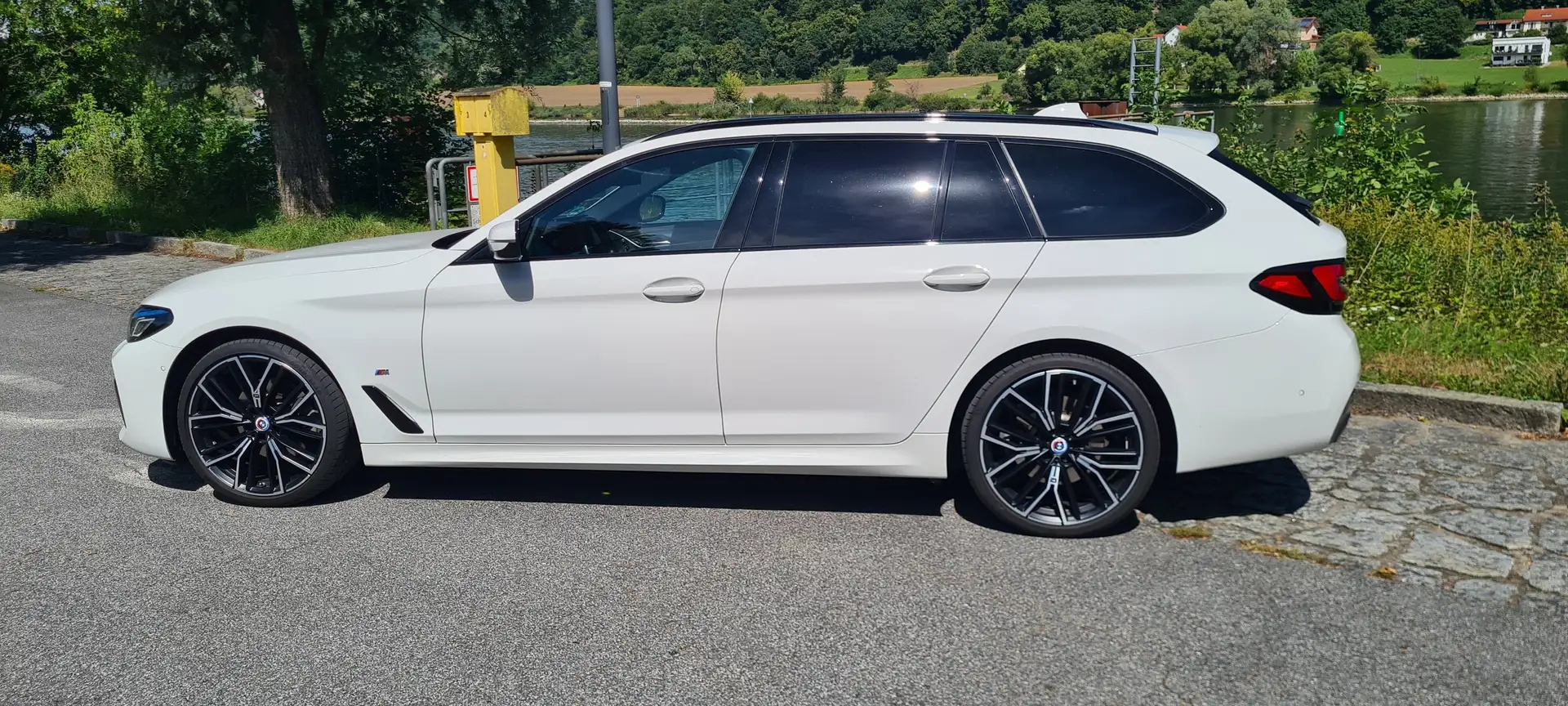 BMW 520 520d xDrive Touring Aut. M Sport Edition Weiß - 2