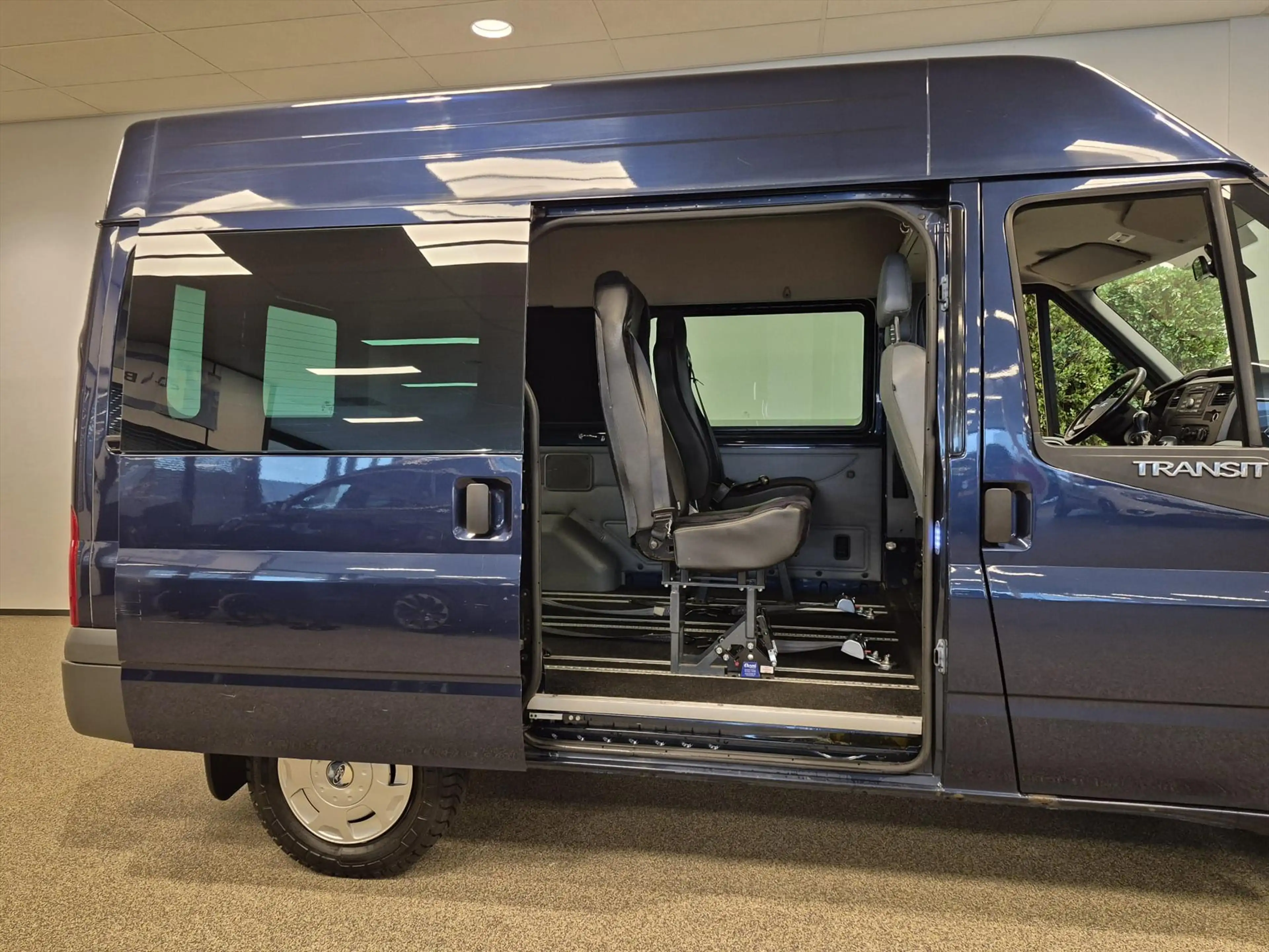 Ford Transit L1H2 Rolstoelbus 4+1 — photo 11