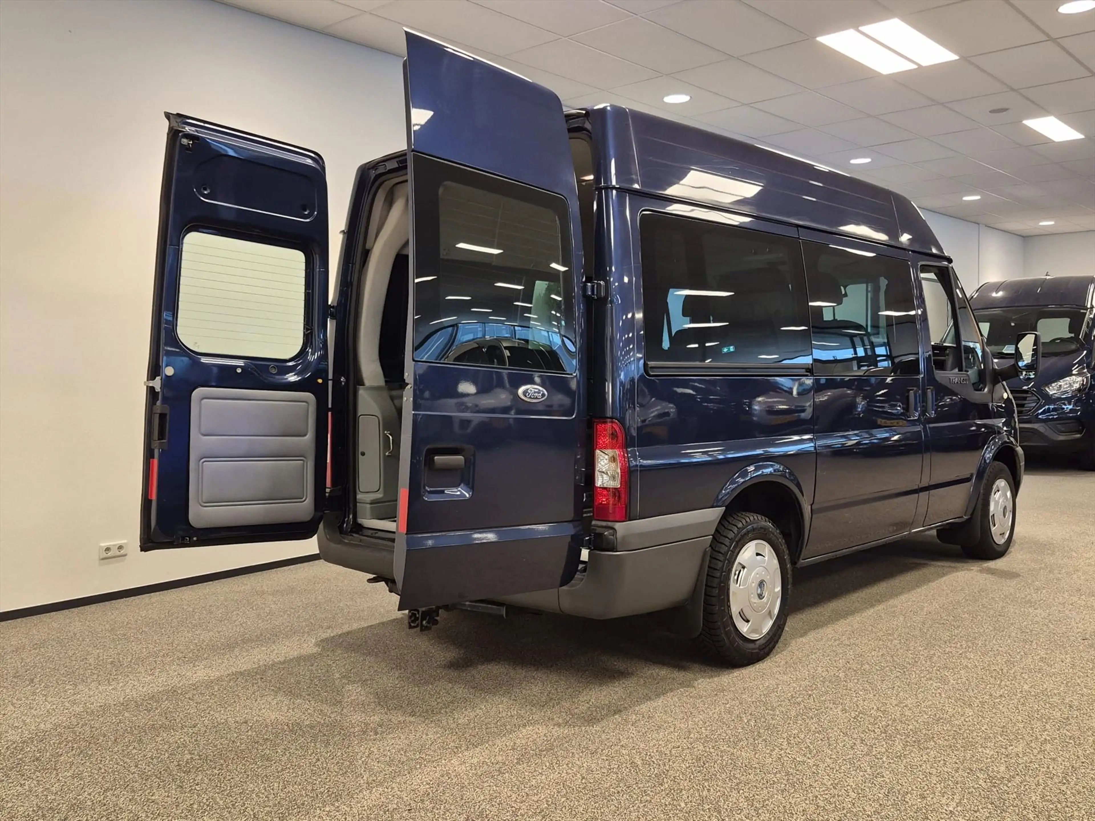 Ford Transit L1H2 Rolstoelbus 4+1 — photo 6