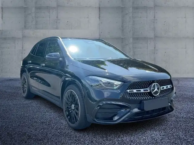 Mercedes-Benz GLA view 4