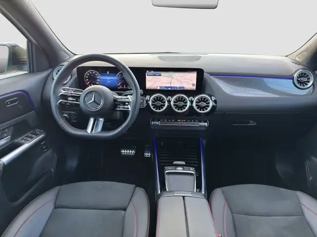 Mercedes-Benz GLA view 12