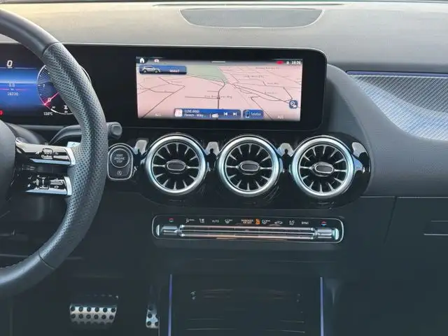 Mercedes-Benz GLA view 11