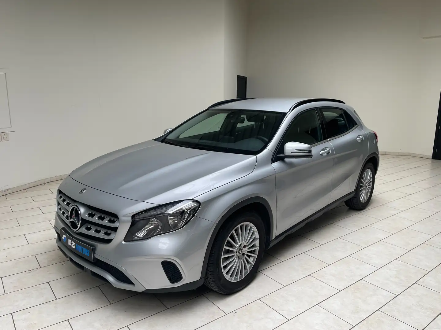 Mercedes-Benz GLA 180 GLA 180 7G-DCT Gris - 1