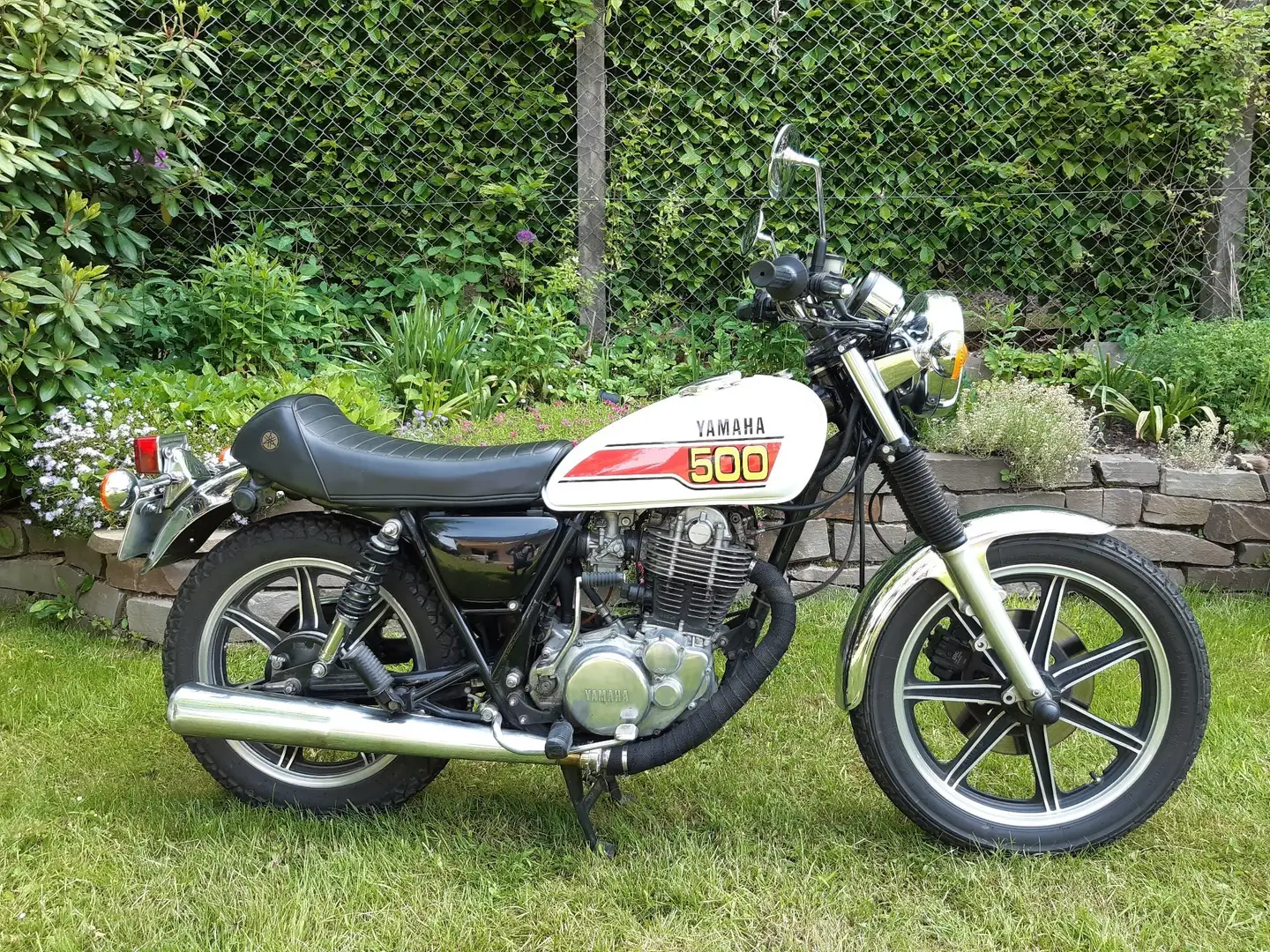 Yamaha SR 500 2J4 mit H- Zulassung im KEDO 500 Look Weiß - 1