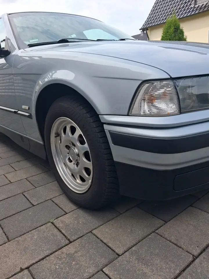 BMW 318i Exclusiv Edition, foto 2