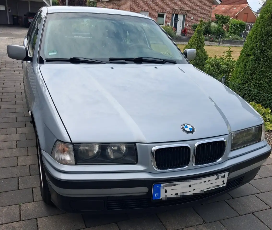 BMW 318i Exclusiv Edition, foto 1
