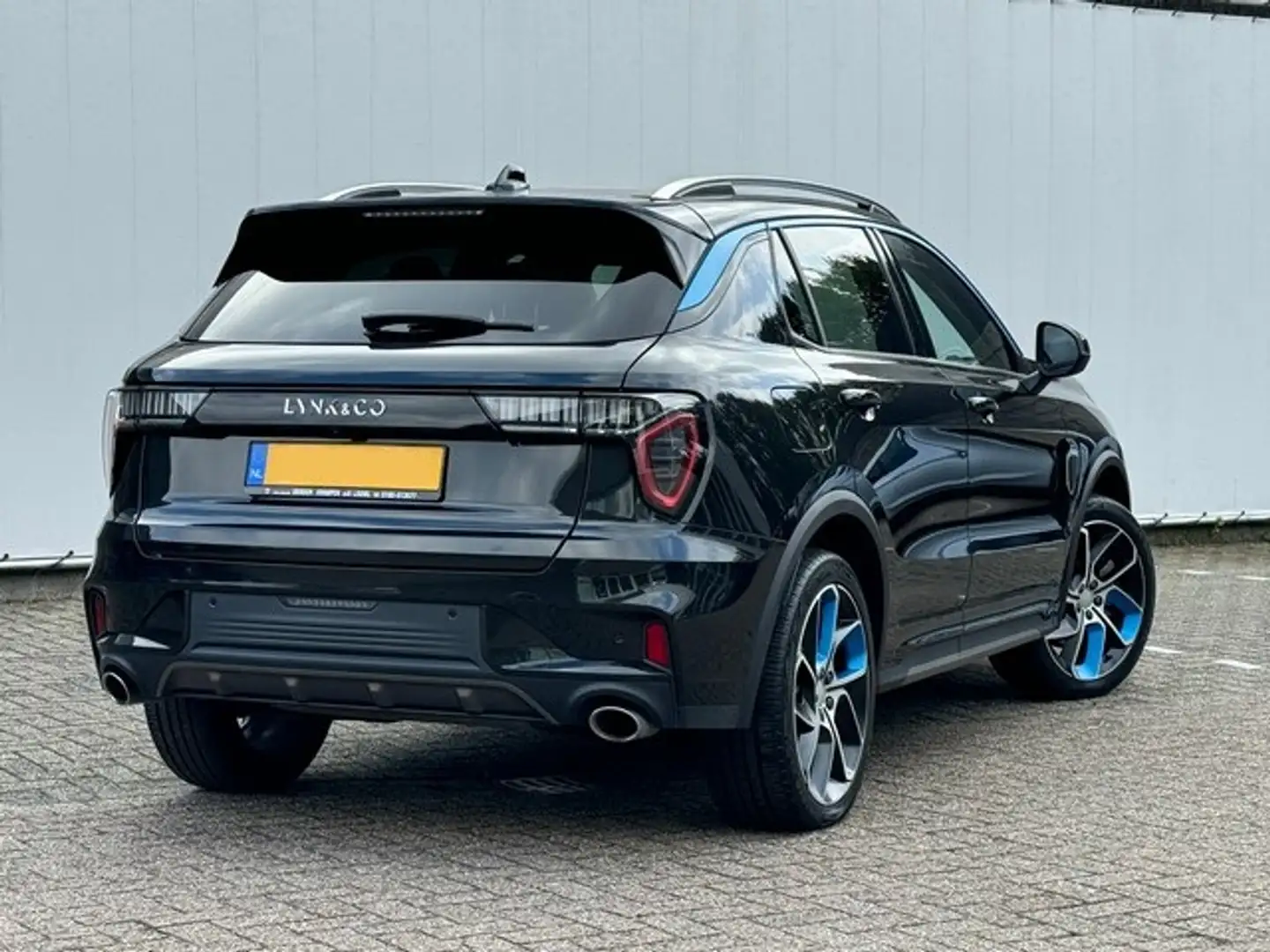 Lynk & Co 01 1.5 Hybrid 262PK met Zwarte hemel, Panoramadak, In Zwart - 2
