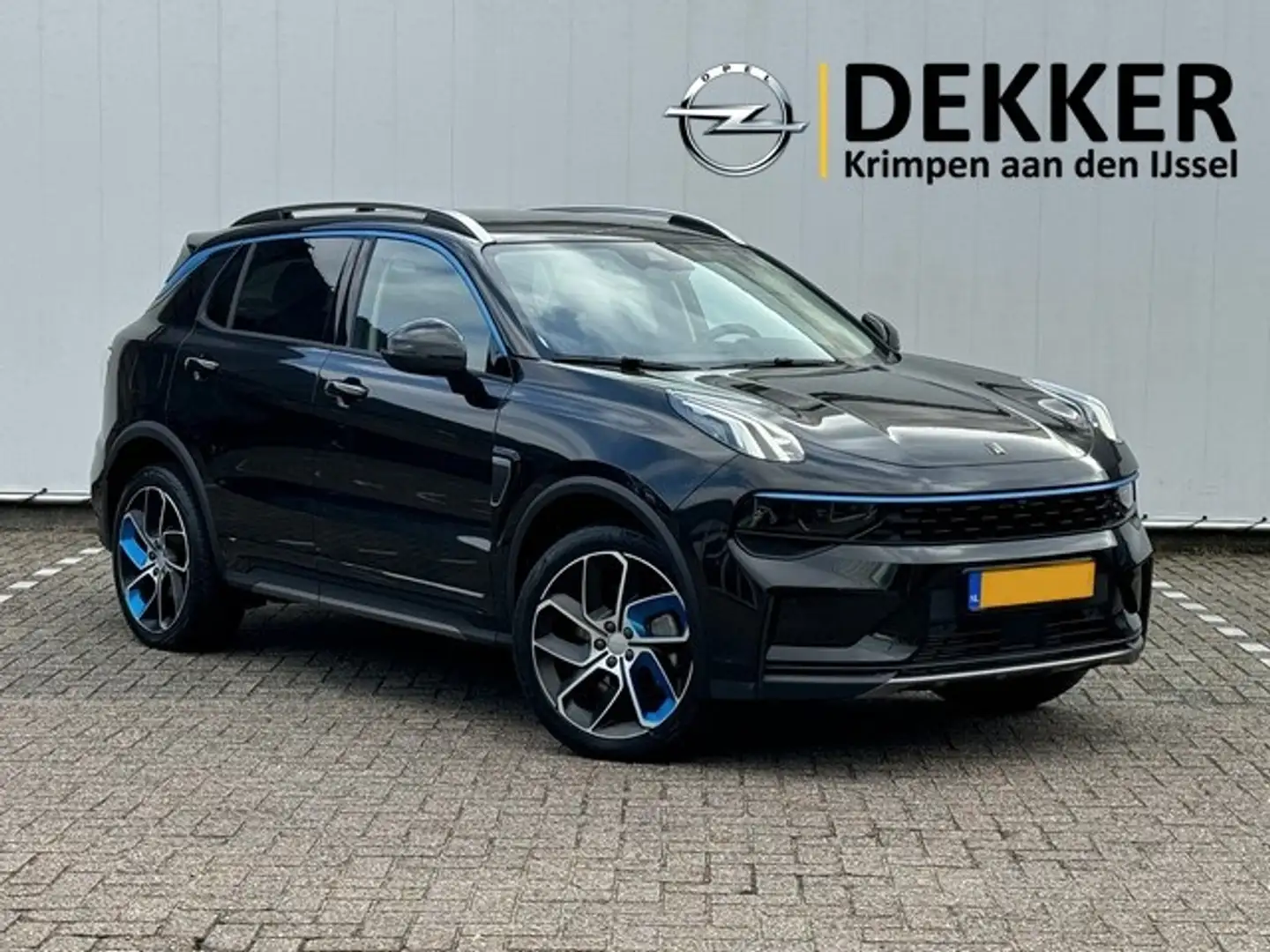 Lynk & Co 01 1.5 Hybrid 262PK met Zwarte hemel, Panoramadak, In Zwart - 1