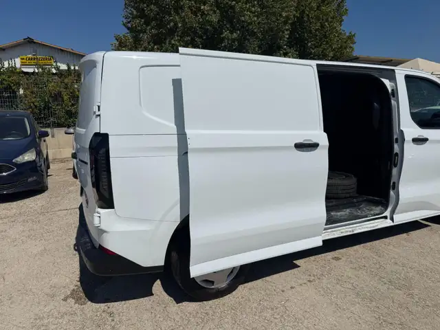 Ford Transit Custom view 3