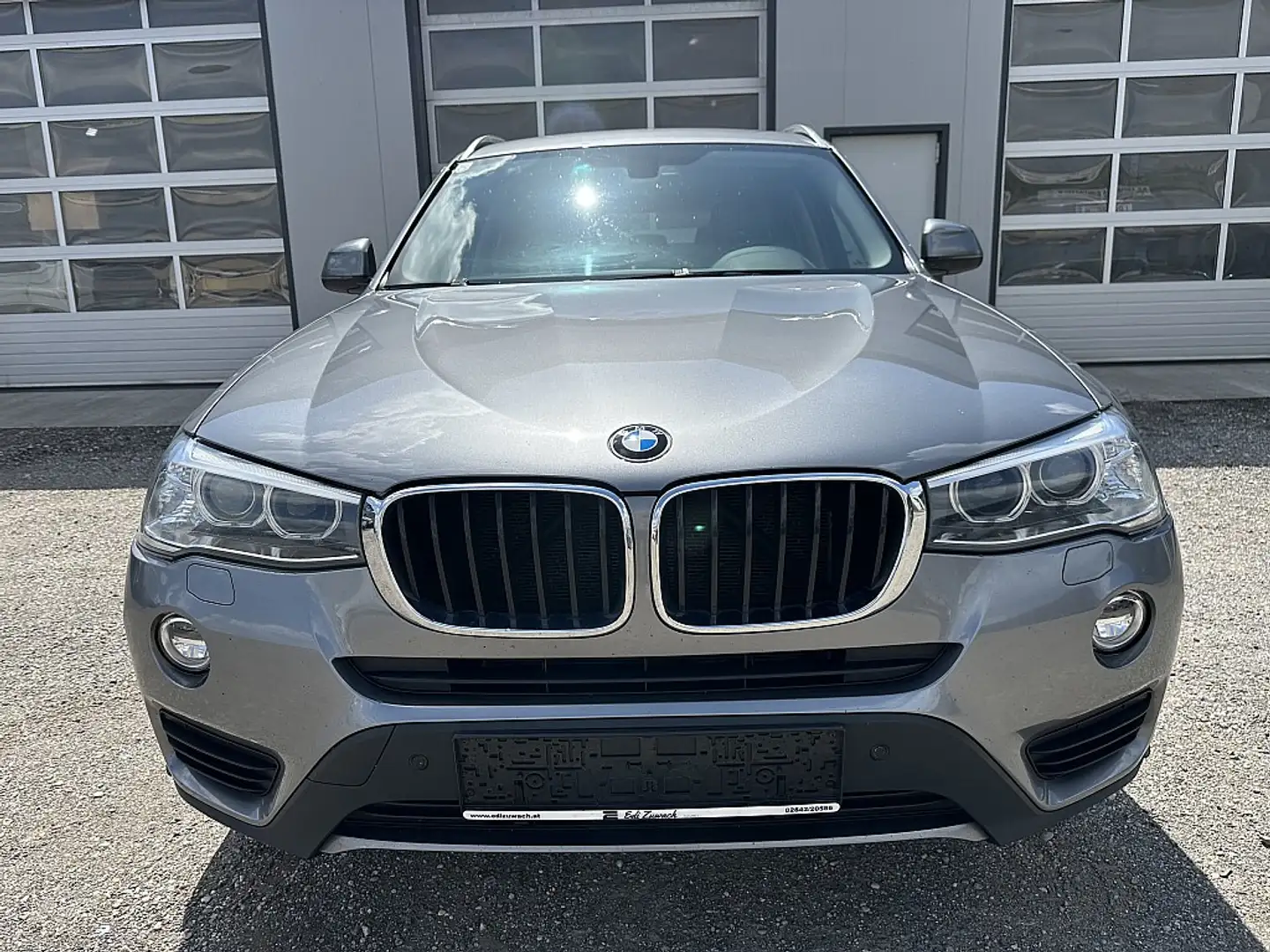 BMW X3 xDrive 20d Advantage Aut. Grau - 1