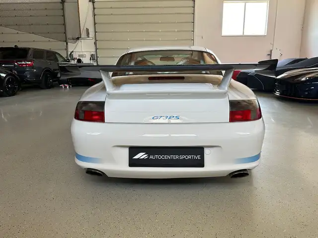 Porsche 911 view 5