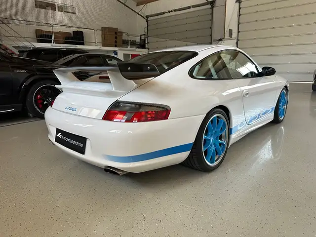Porsche 911 view 4