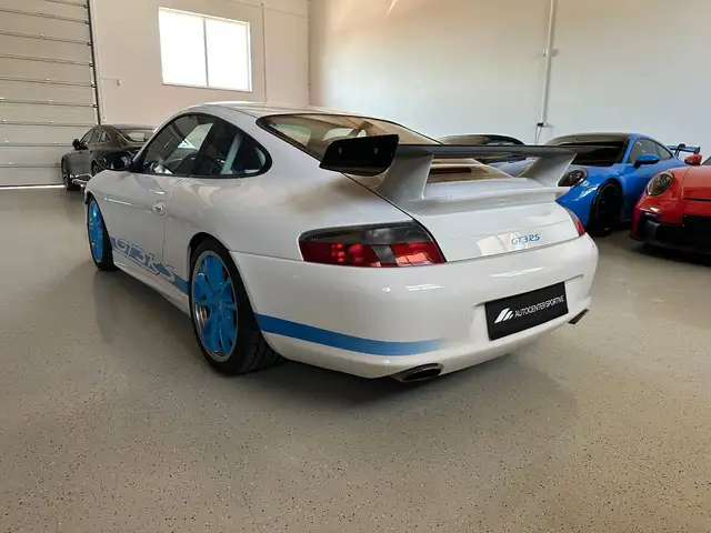 Porsche 911 view 6