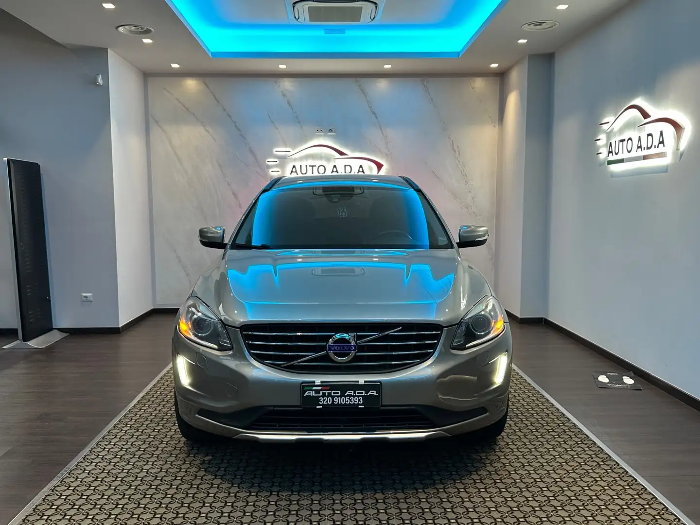 Volvo XC60 XC60 D4 AWD Geartronic R-design Momentum Gris - 1