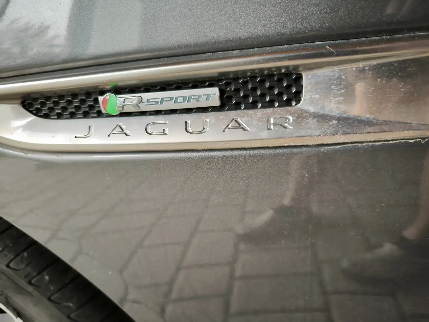 Jaguar XE XE 20d R-Sport AWD Aut. R-Sport Grau - 2