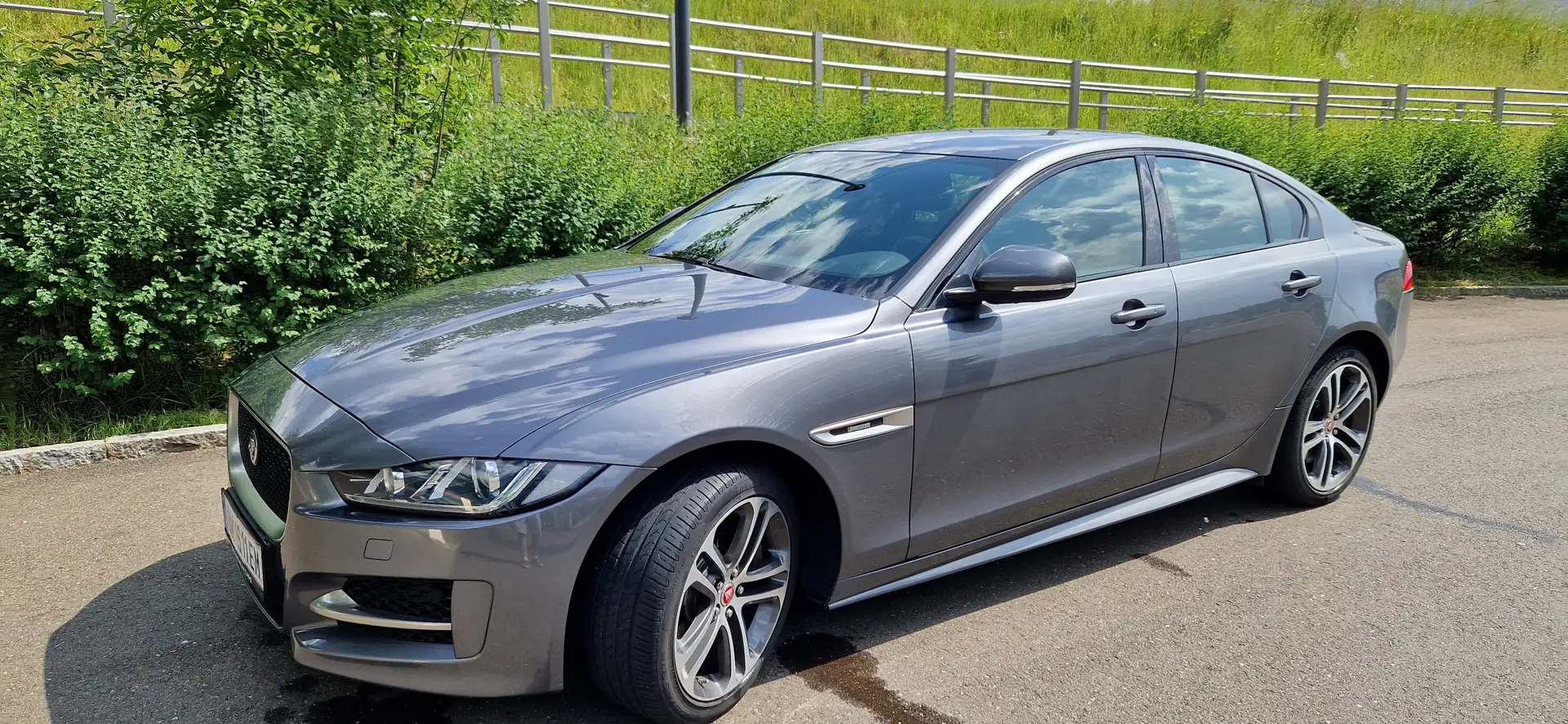 Jaguar XE XE 20d R-Sport AWD Aut. R-Sport Grau - 1