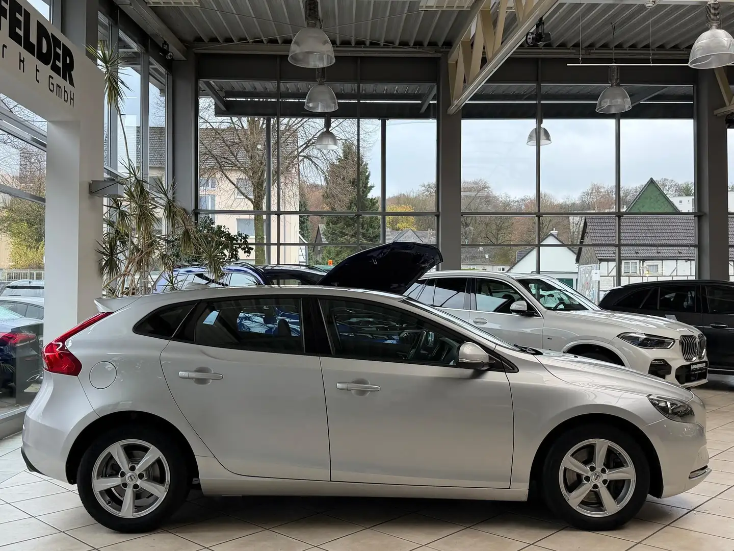 Volvo V40 V40 D3 Kinetic*SHZ*AHK*NAVi*TPM*MFL*LMF* Argent - 2