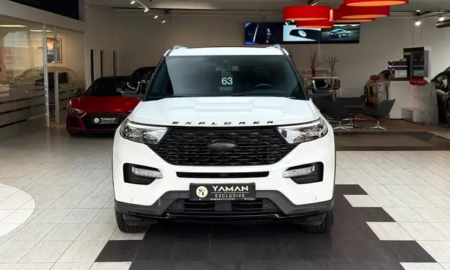 Ford Explorer view 3