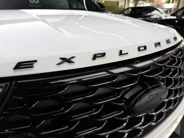 Ford Explorer view 4