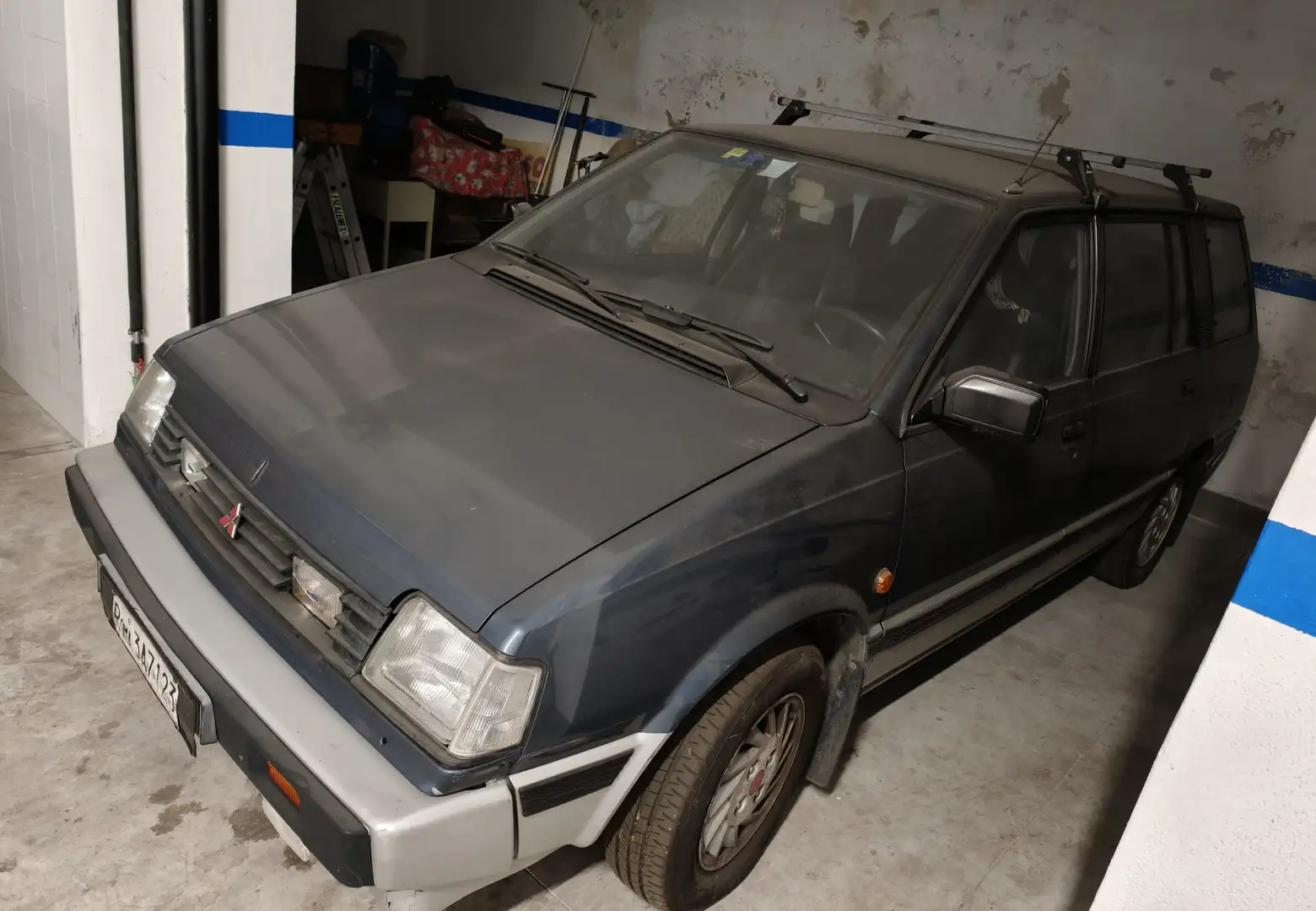 Mitsubishi Space Wagon Space Wagon 2.0 SE 4wd cat. Grau - 1