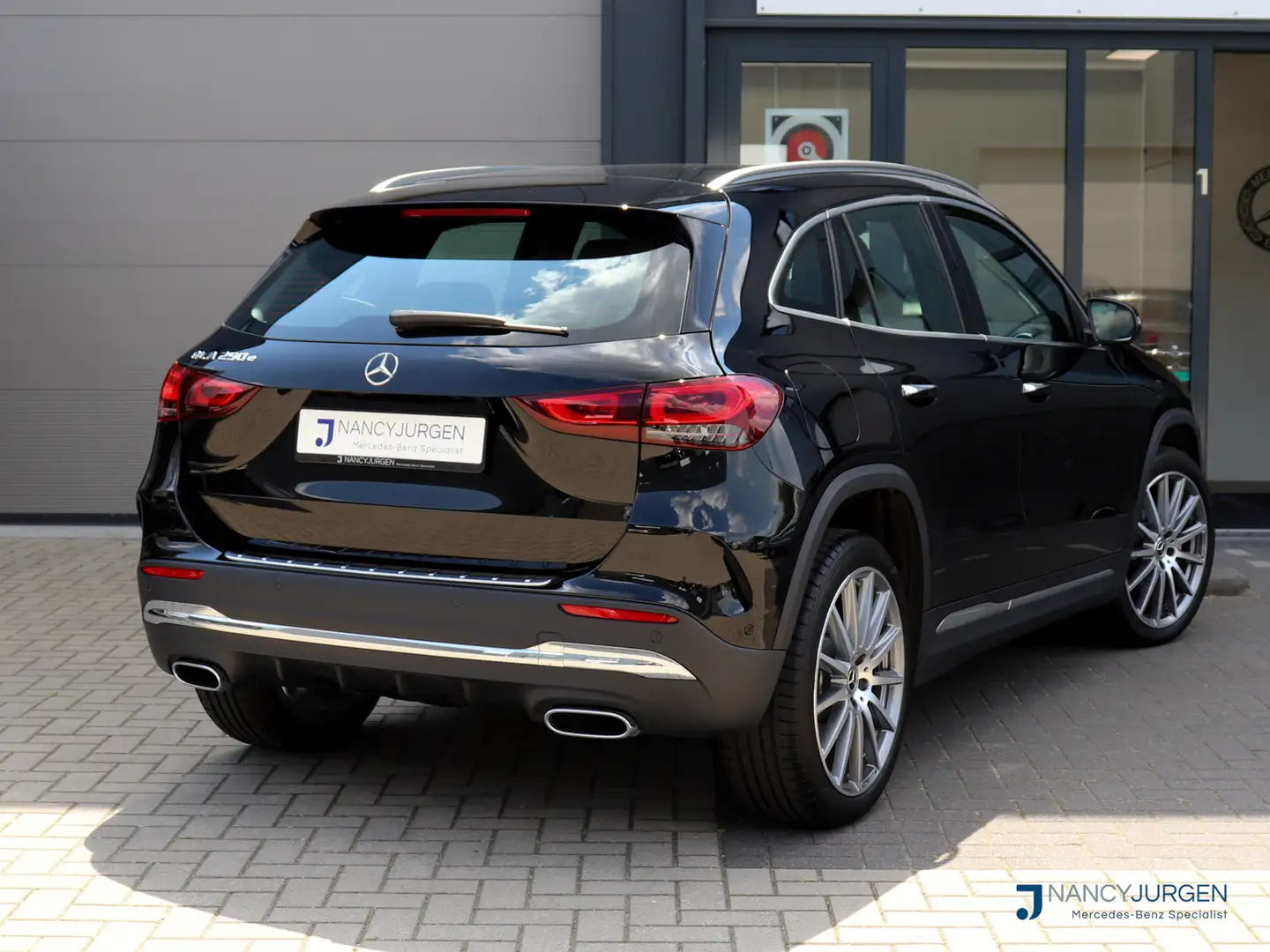Mercedes-Benz GLA 250 e Business | AMG Limited | Two Tone Leder | MBUX | Noir - 2