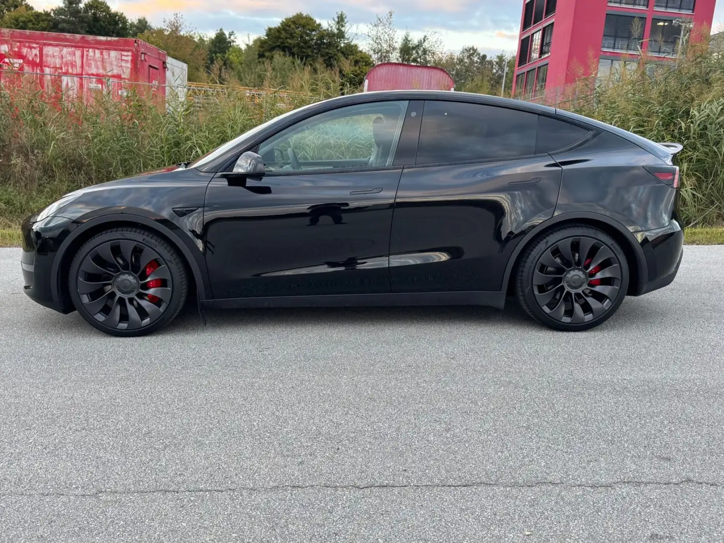 Tesla Model Y Performance Dual AWD AHK 1Hand MWST ALLR Schwarz - 2